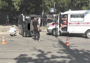 В Николаеве автомобиль, в котором перевозили подозреваемого в изнасиловании во Врадиевке, попал в ДТП и перевернулся