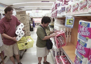 Венесуэла импортирует 50 млн рулонов туалетной бумаги