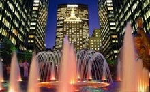В Нью-Йорке создали фонтан из света