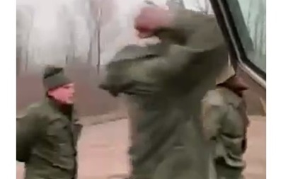В сети появилось видео колонны пленных РФ