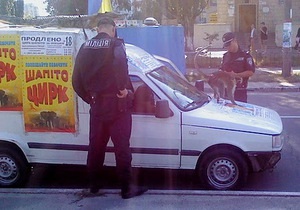 Киевская милиция спасла обезьяну, которую работники цирка привязали к автомобилю для рекламы