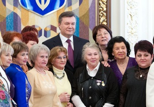 Янукович поздравил выдающихся женщин с 8 марта