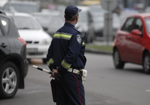 Луганский водитель при задержании ногами выбил стекло в автомобиле ГАИ
