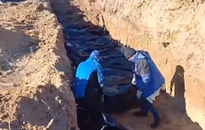 У братській могилі поховали 67 мешканців Бучі