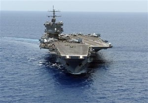 Авианосец США проводит учения, имитирующие конфликт в районе Персидского залива