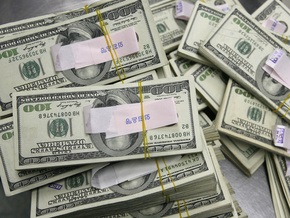 Доллар и евро подешевели на межбанке