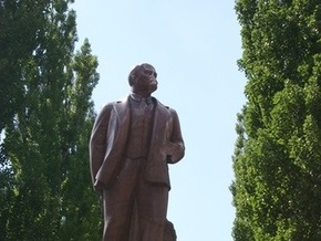 Суд частично оправдал подозреваемых в повреждении памятника Ленину в Киеве