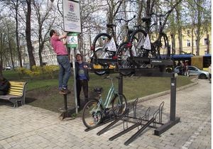 новости Киева - велосипеды - велопарковка - парк Шевченко - В центре Киева открылась новая точка проката велосипедов