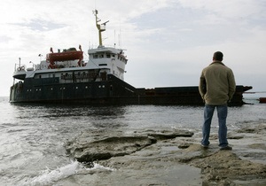 Черноме море - сухогруз - В Черном море сел на мель российский сухогруз