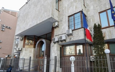 Франция возвращает посольство в Киев
