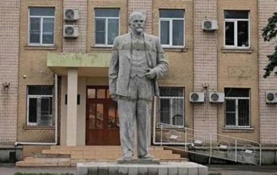 У Генічеську окупанти встановили пам ятник Леніну