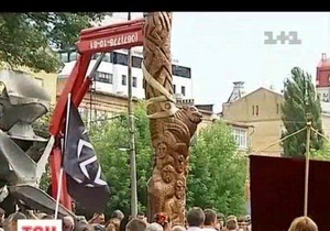 новости Киева - В Киеве установили памятник Перуну