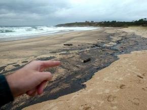На Волге обнаружено пятно нефти, растянувшееся на 12 километров