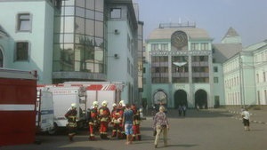 В центре Москвы горит офисное здание: некоторые сотрудники выбежали на крышу