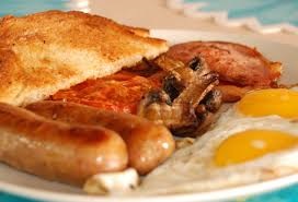 Новости Великобритании - еда: В Великобритании посетителям кафе предлагают бесплатный завтрак, содержащий 6000 калорий