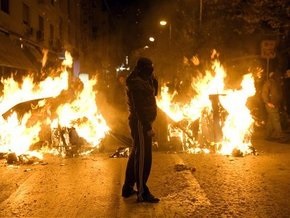 В Афинах после мирной демонстрации подожгли банк