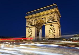 В Париже район Триумфальной Арки эвакуировали из-за сообщения о бомбе