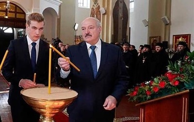 Син Лукашенка з подругою постали на випускному у жовто-синьому вбранні