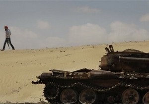Сторонники Каддафи уничтожили два вертолета и три танка повстанцев. Не менее 30 мятежников убиты