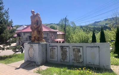 На Прикарпатье демонтировали памятник советскому  освободителю 