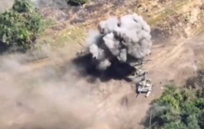 Далеко не заехал: танк РФ взорвался на мине