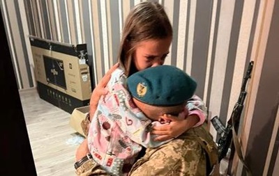 Кадри зустрічі і прощання українського воїна з донькою зворушили Мережу