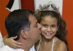 Cемилетняя девочка стала королевой Карнавала в Рио-де-Жанейро