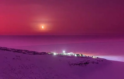 В Антарктиді небо забарвилося у рожевий колір