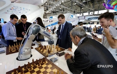 Шахматный турнир в РФ: робот сломал мальчику палец