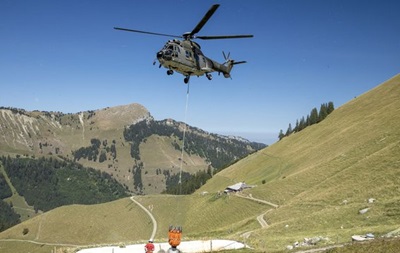 Швейцарська армія вертольотами доставляє воду тваринам в Альпи