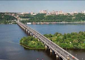 На мосту Патона ограничили движение в сторону правого берега