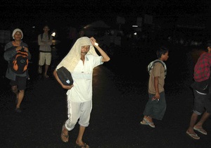 Жертвами цунами, обрушившегося на Суматру, стали более 30 человек