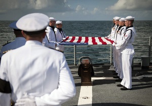 Нила Армстронга похоронили в Атлантическом океане