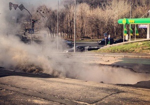 Фотогалерея: Полный провал. Огромная яма на дороге в центре Киева