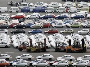 Продажи легковых авто в России упали более чем в два раза