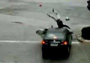 В Китае мотоциклист избежал смерти после столкновения с автомобилем, выпрыгнув на его крышу