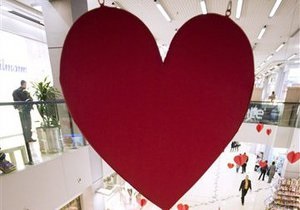 Новости Винницы - День Святого Валентина - В Виннице в честь Дня Святого Валентина построили 60-метровую стену любви и устроили 30 свадеб
