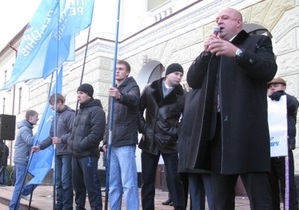 В Хмельницком предприниматели забросали яйцами губернатора и активистов Партии регионов