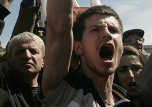 В МВД Грузии заявили, что пьяные митингующие ранили трех офицеров