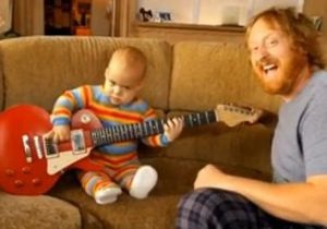 В интернете появился ролик с младенцем, играющим на электрогитаре