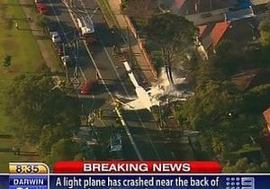 В Австралии легкомоторный самолет упал рядом со школой