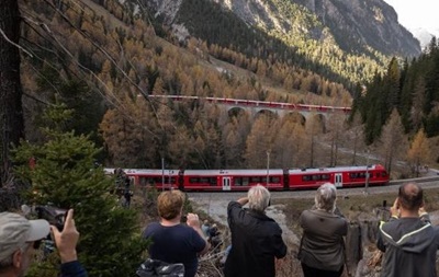 Самый длинный пассажирский поезд в мире проехал по швейцарским Альпам