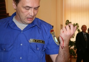 В Луганском горсовете правозащитник откусил охраннику фалангу пальца
