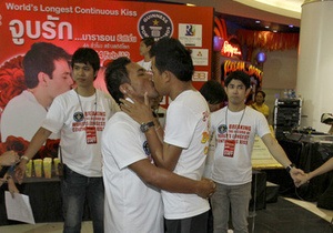 В Таиланде рекорд длительности поцелуя установила гомосексуальная пара