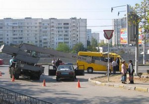 В Севастополе на маршрутку упал кран
