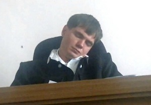В России судья заснул во время заседания. Адвокат просит проверить законность приговора