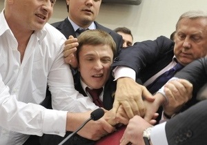 Оппозиция заблокировала трибуну Киевсовета