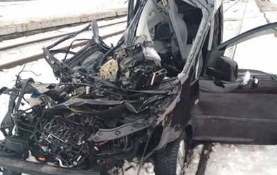 На Львовщине авто врезалось в поезд, погиб водитель и его 8-летняя дочь