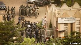 Военные в Мали приостановили действие конституции