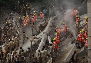 Обрушение здания в Индии: число погибших превысило 60 человек